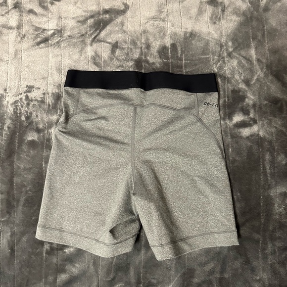 Grey woman’s nike pros - Picture 2 of 3